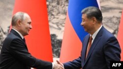 Rais wa Russia Vladimir Putin na rais wa China President Xi Jinping walipokutana mjini Beijing wakati Putin akifanya ziara rasmi ya siku mbili nchini China. Mei 16, 2024. (Picha na Sergei GUNEYEV) 