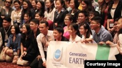 អ្នក​ចូល​រួម អាយុ​ពី ១៨ ទៅ ២៥ ឆ្នាំ​ មក​ពី​ប្រទេស​ប្រុយណេ កម្ពុជា ឥណ្ឌូនេស៊ី ឡាវ ម៉ាឡេស៊ី មីយ៉ាន់ម៉ា ហ្វីលីពីន សិង្ហបុរី ថៃ និង វៀតណាម ថត​រូបថត​ជា​ក្រុម​មួយ​ក្នុង​ពិធី​បើក​សិក្ខាសាលា​បរិស្ថាន «YSEALI Generation: EARTH‍» ដែល​រៀប​ចំ​ឡើង​ដោយ​ស្ថានទូត​សហរដ្ឋ​អាមេរិក នៅ​ខេត្ត​សៀមរាប ​កាល​ពី​ថ្ងៃ​ព្រហស្បតិ៍​ទី​២២ ខែ​មេសា ឆ្នាំ​២០១៥។ (ផ្តល់​ឲ្យ​ដោយ​ស្ថានទូត​អាមេរិក​ភ្នំពេញ)