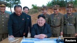 លោក Kim Jong Un មេដឹកនាំ​កូរ៉េ​ខាង​ជើង​សប្បាយ​រីករាយ​ក្នុង​ពេល​បាញ់​រ៉ុក្កែត​យុទ្ធសាស្ត្រ Hwasong-12 នៅ​ក្នុង​រូបភាព​ដែល​ចេញ​ផ្សាយ​ដោយ​ភ្នាក់ងារ Korean Central News Agency កាលពី​ថ្ងៃទី១៥ ខែឧសភា ឆ្នាំ២០១៧។