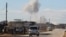 Asap mengepul pasca serangan udara Rusia terhadap Saraqib, provinsi Idlib, Suriah bulan Januari lalu (foto: dok). 