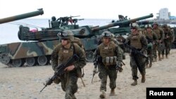 지난 2013년 4월 한국 포항에서 미-한 연합훈련에 참가한 미군들이 상륙훈련을 수행 중이다. 