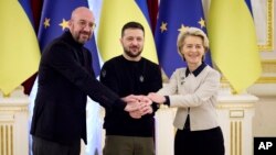 រូបឯកសារ៖ ប្រធានាធិបតីអ៊ុយក្រែនលោក Volodymyr Zelenskyy ប្រធានគណៈកម្មការ​អឺរ៉ុបលោកស្រី Ursula von der Leyen និងប្រធានក្រុមប្រឹក្សាអឺរ៉ុបលោក Charles Michel ចាប់ដៃគ្នាក្នុង​កិច្ចប្រជុំកំពូល​សហភាព​អឺរ៉ុប​និង​អ៊ុយក្រែន នៅទីក្រុងកៀវ ប្រទេសអ៊ុយក្រែន កាលពីថ្ងៃទី៣ ខែកុម្ភៈ ឆ្នាំ២០២៣។