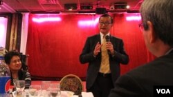 រូបឯកសារ៖ លោក សម រង្ស៊ី ឆ្លើយ​សំណួរ​ក្នុង​ការ​ជួប​ជុំ​សំណេះ​សំណាល​ជា​មួយ​ពលរដ្ឋ​ខ្មែរ​ក្នុង​តំបន់​រដ្ឋធានី​វ៉ាស៊ីនតោន​នៅ​ក្នុង​ភោជនីយដ្ឋាន Harvest Moon រដ្ឋ  Virginia កាល​ពី​ថ្ងៃ​ព្រហស្បតិ៍ ទី០៦ ខែ​តុលា ឆ្នាំ២០១៦។ (VOA) 