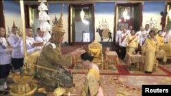 ព្រះ​មហាក្សត្រ​ថៃ មហា វេជ្ជរាឡុង​កន និង​មហា​ក្សត្រីយានី ចូល​រួម​ក្នុង​ពី​ឡើង​សោយ​រាជ្យ​នៅ​ទីក្រុង​បាង​កក ប្រទេស​ថៃ កាល​ពី​ថ្ងៃ​ទី​៤ ឧសភា ២០១៩។