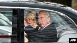 Britanski kralj Čarls i kraljica Kamila kolima idu u Bakingemsku palatu (Foto: AFP/Henry Nicholls)