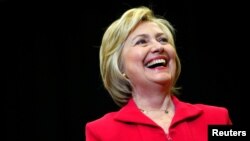 Kandidat calon presiden Partai Demokrat, Hillary Clinton, berbicara di Transylvania University di Lexington, Kentucky, AS (16/5). (Reuters/Aaron P. Bernstein)