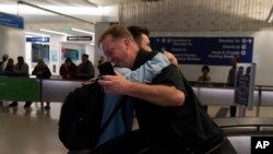 مایکل وایت (راست) از هم‌بند سابق خود، مهدی وطن‌خواه در فرودگاه بین‌المللی لس‌آنجلس استقبال کرد. ۱۱ خرداد ۱۴۰۲