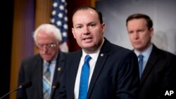 Senator Mike Lee, Senator Bernie Sanders (kiri) dan Chris Murphy berbicara di Washington, 30 Januari 2019, mengenai usulan resolusi untuk mengakhiri dukungan AS terhadap perang di Yaman.
