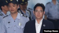 이재용(오른쪽) 삼성전자 부회장이 7일 결심 공판에 출석하기 위해 교도관과 함께 서울 서초구 서울중앙지법에 도착하고 있다.