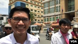 លោក យាង សុធារិន្ទ និងលោក អ៊ួន ឈិន អតីតអ្នកសារព័ត៌មានវិទ្យុអាស៊ីសេរី កំពុងដើរចេញពីសាលសវនាការ នៅសាលាដំបូងរាជធានីភ្នំពេញ នៅព្រឹកថ្ងៃទី៩ ខែសីហា ឆ្នាំ២០១៩។ (កាន់ វិច្ឆិកា/VOA) 