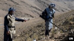 به گفتۀ اوچا، هر ماه کم از کم ۵۵ نفر در سراسر افغانستان در اثر انفجار ماین و مواد منفجرناشدۀ باقی‌مانده از جنگ کشته و یا زخمی می‌شوند.