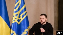 볼로디미르 젤렌스키 우크라이나 대통령이 11일 리가 시내 라트비아 국립 역사박물관에서 외신 문답을 진행하고 있다.