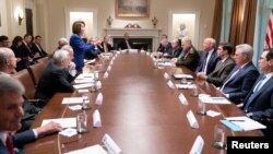 Ketua DPR Nancy Pelosi (berdiri) dalam pertemuan beberapa anggota Kongres AS dengan Presiden Donald Trump terkait Suriah di Gedung Putih, Rabu (16/10). 