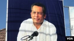 រូបឯកសារ៖ ផ្ទាំង​រូបថត​ថ្មី​មួយ​សន្លឹក​របស់​អ្នក​វិភាគ​នយោបាយ​ លោក កែម ឡី ដែល​ត្រូវ​បាន​គេបាញ់​សម្លាប់​កាល​ពី​ថ្ងៃទី​១០ ខែ​កក្កដា ឆ្នាំ​២០១៦​ នៅ​កណ្តាល​ទីក្រុងភ្នំពេញ។ (ហ៊ុល រស្មី/វីអូអេ)