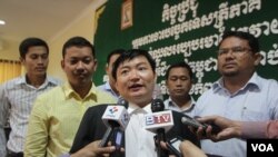 រូបឯកសារ៖ រដ្ឋមន្ត្រីក្រសួងការងារនិងបណ្តុះបណ្តាលវិជ្ជាជីវៈ កាលពីថ្ងៃទី២៨ ខែកញ្ញា ឆ្នាំ២០១៦។ (Khan Sokummono/VOA Khmer)