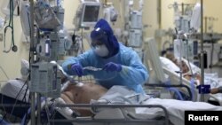 រូបឯកសារ៖ បុគ្គលិក​សុខាភិបាល​ម្នាក់​ថែ​ទាំ​អ្នក​ជំងឺ​កូវីដ១៩ នៅ​បន្ទប់​សង្គ្រោះ​បន្ទាន់​នៃ​មន្ទីរ​ពេទ្យ​សាកល​វិទ្យាល័យប្រទេស​ឈីលី ក្នុង​ទីក្រុង​សាន់ត្យាហ្គោ ប្រទេស​ឈីលី កាល​ពី​ខែ​មិថុនា ២០២០។