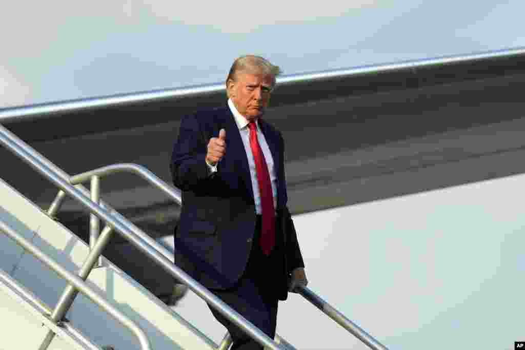 លោក Donald Trump បាន​លើក​មេដៃ​ឡើងពេល​ចុះ​ពី​យន្តហោះនៅ​អាកាសយានដ្ឋាន​អន្តរជាតិ&nbsp;Hartsfield-Jackson Atlanta កាល​ពី​​ថ្ងៃ​ទី​២៤ ខែ​សីហា ឆ្នាំ ២០២៣។