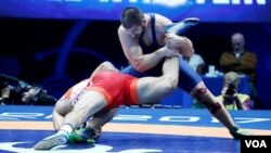 გორელი გენო პეტრიაშვილი თურქ ოლიმპიურ ჩემპიონ ტაჰა აქგიულს ამარცხებს