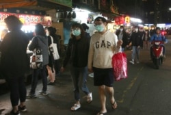 មនុស្សម្នា​ពាក់​ម៉ាស​ដើម្បី​ទប់ស្កាត់​ការ​រីករាលដាល​នៃ​មេរោគ​កូរ៉ូណា នៅ​ពេល​ទៅ​ផ្សារ​រាត្រី​មួយ​នៅ​ក្នុង​ក្រុង​តៃប៉ិ កោះ​តៃវ៉ាន់ កាលពី​ថ្ងៃទី៨ ខែមេសា ឆ្នាំ២០២០។