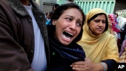 Seorang perempuan Kristen Pakistan berduka karena seorang angota keluarganya tewas dalam ledakan bon bunuh diri dekat dua gereja di Lahore, Pakistan, 15 Maret 2015. (AP Photo/K.M. Chaudary)