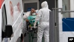 브라질에서 의료진이 신종 코로나바이러스 환자를 옮기고 있다.