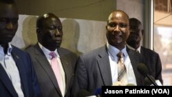 Le nouveau vice-président du Soudan du Sud Taban Deng Gai, à droite, vu ici lors d'une conférence de presse à Juba le 12 avril 2016.