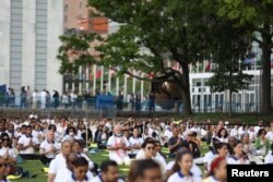 나렌드라 모디(가운데) 인도 총리가 21일 뉴욕 유엔본부 잔디밭에서 '세계 요가의날' 기념행사에 참석하고 있다.