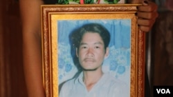 រូបថត​របស់​លោក ទុយ ស្រស់ ដែល​ត្រូវ​បាន​វាយ​ដល់​គ្រាំក្នុង និង​ស្លាប់ ត្រូវ​បាន​ដាក់តាំង​នៅក្នុង​ផ្ទះ​របស់​លោក ក្នុង​ភូមិជ្រៃ ឃុំចង្ហា ស្រុកអូរជ្រៅ ខេត្តបន្ទាយមានជ័យ។ (ស៊ុន ណារិន/VOA Khmer)