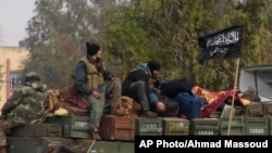 Kelompok pemberontak terkait al-Qaida di Suriah, Jabhat al-Nusra dalam serangan di pangkalan udara militer di Taftanaz, propinsi Idliawal Januari 2013 (Foto: dok). Pimpinan Jabhat al-Nusra, Abu Mohammad al-Golani, menyatakan janji setia kepada pemimpin al-Qaida Irak melalui rekaman suara yang diunggah di situs militan (10/4).