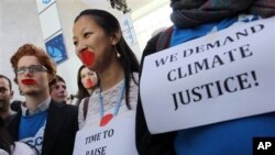 Para aktivis lingkungan melakukan unjuk rasa di Doha, Qatar, mendesak aksi nyata pasca berakhirnya Protokol Kyoto bulan ini, Jumat (7/12).