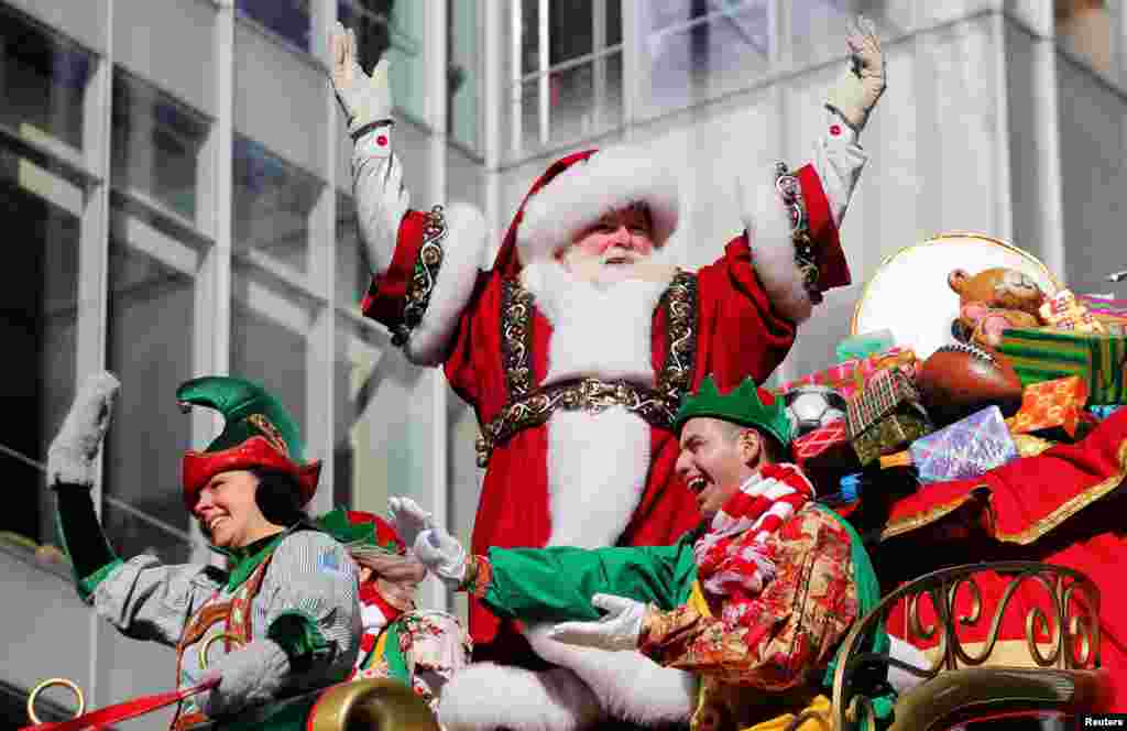 Santa Claus waves to the crowd during the 92nd Macy&#39;s Thanksgiving Day Parade in Manhattan, New York, Nov. 22, 2018.