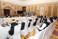 카타르 도하에서 미국과 탈레반, 카타르 대표단들이 평화 협상을 하고 있다. (자료사진)