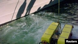 រូបភាព​ឯកសារ៖ យន្តហោះ​ Deep Drone សម្រាប់​ឃ្លាំមើល​ក្រោម​ទឹក​ត្រូវ​បាន​ដាក់​ចូល​ដោយ​នាវា USS Grapple របស់​អាមេរិក​។