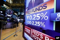 1일 미국 뉴욕 증권거래소 모니터의 연준의 금이 인하 소식이 나오고 있다.