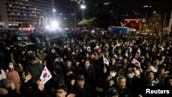 韩国总统尹锡悦2024年12月4日宣布戒严后，人们在韩国国会大厦外抗议。