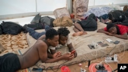 Les migrants sierra-léonais expulsés d'Algérie attendent leur rapatriement dans un centre de l'Organisation internationale pour les migrations situé à Agadez au Niger, le 5 juin 2018.