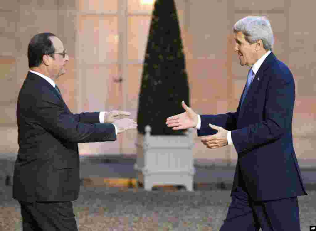 French President Francois Hollande welcomes U.S. Secretary of State John Kerry, at the Elysee Palace in Paris, Jan. 16, 2015.