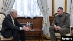 ইউক্রেনের প্রেসিডেনশিয়াল কার্যালয়ের প্রধান আন্দ্রি ইয়ারমাক ২০২৫ সালের ১৯ ফেব্রুয়ারি কিয়েভে ইউক্রেন ও রাশিয়া বিষয়ক যুক্তরাষ্ট্রের বিশেষ দূত কিথ কেলোগের সাথে সাক্ষাৎ করেছেন। (ইউক্রেনের প্রেসিডেন্টের প্রেস সার্ভিস/ রয়টার্সের মাধ্যমে হ্যান্ডআউট) 