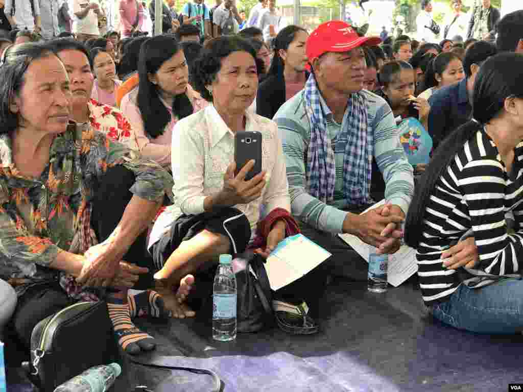 អ្នកចូលរួម​ក្នុងពិធីរំឭក​ខួបទី​២៨ឆ្នាំ​​នៃ​ការ​ចុះកិច្ចព្រមព្រៀង​ទីក្រុងប៉ារីស​​ នៅទីក្រុង​ភ្នំពេញ​ថ្ងៃ​ទី​២៣​ តុលា​ ឆ្នាំ​២០១៩​។ (ហ៊ុល រស្មី​/VOA)