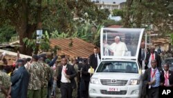 Papa Francis akiwapungia wakazi wa Nairobi alipokuwa akielekea kwenye kanista la Mtakatifu Joseph katika eneo la mabanda la Kangemi.