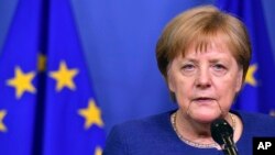 24일 난민 문제를 논의하기 위해 유럽연합(EU) 16개 회원국 정상들이 모인 가운데 앙겔라 메르켈 독일 총리가 기자회견을 열어 회담 결론을 설명하고 있다. 