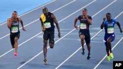 Usain Bolt de la Jamaïque, deuxième à gauche, remporte la finale 100 mètres finale masculine devant Andre De Grasse du Canada, à gauche, des États-Unis Justin Gatlin et Jimmy Vicaut de France, centre, lors des Jeux olympiques d'été de 2016 au stade olympique de Rio de Janeiro, au Brésil, 14 août 2016. 