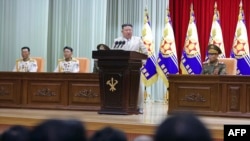 Pemimpin Korea Utara Kim Jong Un memberi sambutan saat kunjungan di Komando Angkatan Laut Tentara Rakyat Korea di Korea Utara, dalam foto yang dirilis Selasa, 29 Agustus 2023. (Foto: KCNA via KNS/AFP)