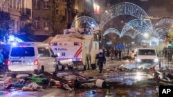 Mobil polisi melewati jalan raya utama di Brussel, Minggu, 27 November 2022, saat kekerasan pecah setelah kemenangan Maroko 2-0 atas Belgia di Piala Dunia. (Foto: AP)