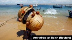 Pescadores na Baía Farta, saindo do mar. 