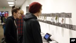 Para konsumen memperhatikan produk yang dipajang di toko Shango Premium Cannabis, di Portland, Oregon, 1 Oktober 2015. 