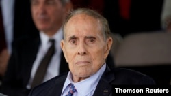 资料照片：前参议员鲍勃·多尔。