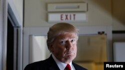 លោក​ប្រធានាធិបតី​សហរដ្ឋអាមេរិក Donald Trump ផ្អាក​ការ​ថ្លែងនៅ​ពេល​ដែល​លោក​និយាយ​ជាមួយ​អ្នកកាសែត​ដែល​ជាសមាជិកនៃ​សេតវិមាន​​កាល​ពី​ថ្ងៃទី​០៣ កុម្ភៈ ២០១៧។