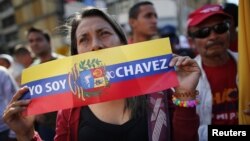 Pendukung Presiden Hugo Chavez menghadiri perayaan pelantikan Presiden Venezuela di luar Istana Miraflores di Caracas (10/1). 