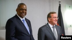 로이드 오스틴 미국 국방장관(왼쪽)과 보리스 피스토리우스 독일 신임 국방장관이 18일 베를린에서 회담했다.